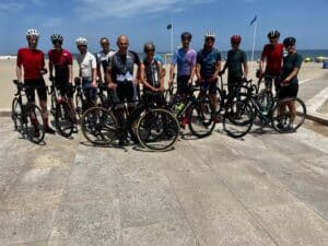 Gruppenfoto im Hintergrund das Meer.