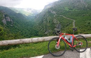 Rennradfahrrad angelegt an die Straßensperrung mit Ausblick auf die Berge und die Täler.