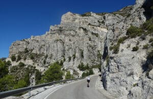 Gebirge vor einem Rennradfahrer in Spanien.