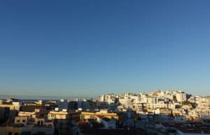 Aussicht auf die Stadt in Sierra mit dem Meer im Hintergrund am Sonnenuntergang.