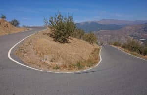 Kurvige Straßen in den Bergen von Spanien für Rennradtouren