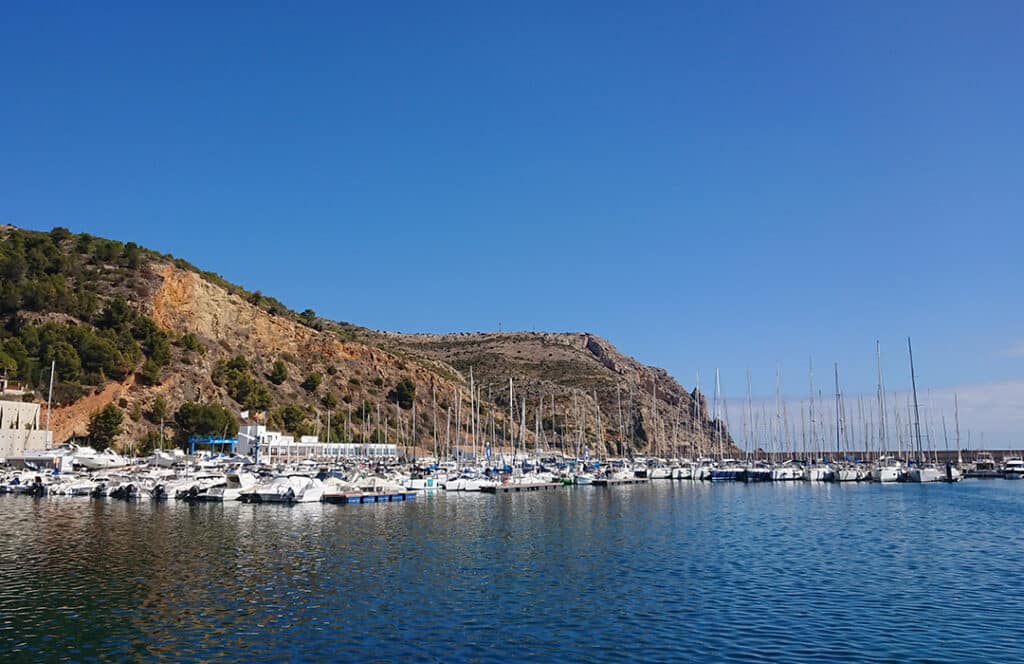 Hafen in Andalusien mit vielen kleinen Segelbooten.