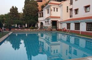 Kleines Hotel mit Pool und Liegen in Spanien.